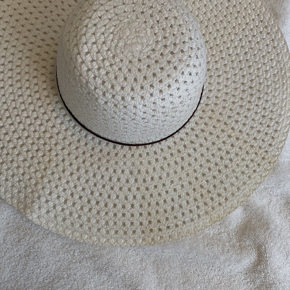 2 Hats - Picture 6 of 9